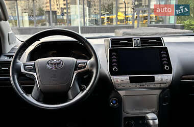 Внедорожник / Кроссовер Toyota Land Cruiser Prado 2022 в 