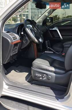 Внедорожник / Кроссовер Toyota Land Cruiser Prado 2017 в 