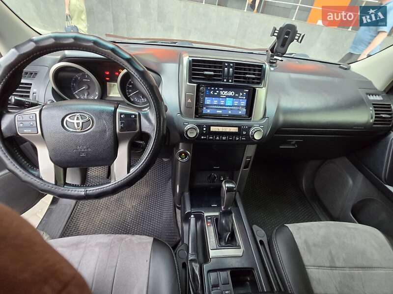 Toyota Land Cruiser Prado 2011