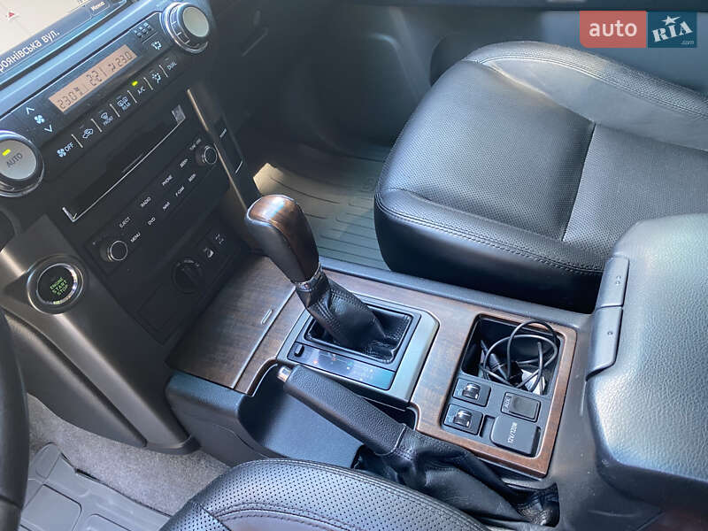 Внедорожник / Кроссовер Toyota Land Cruiser Prado 2011 в Черновцах