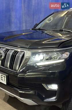 Внедорожник / Кроссовер Toyota Land Cruiser Prado 2019 в 