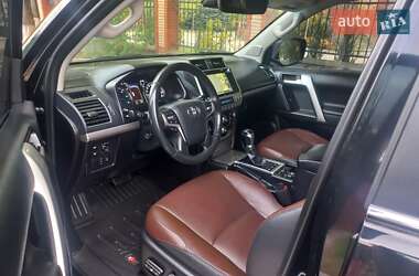 Позашляховик / Кросовер Toyota Land Cruiser Prado 2017 в 