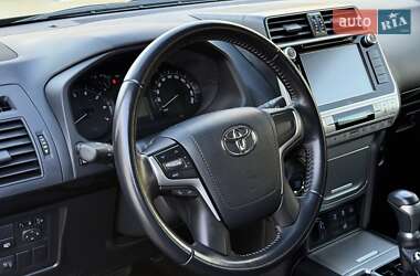 Внедорожник / Кроссовер Toyota Land Cruiser Prado 2019 в 