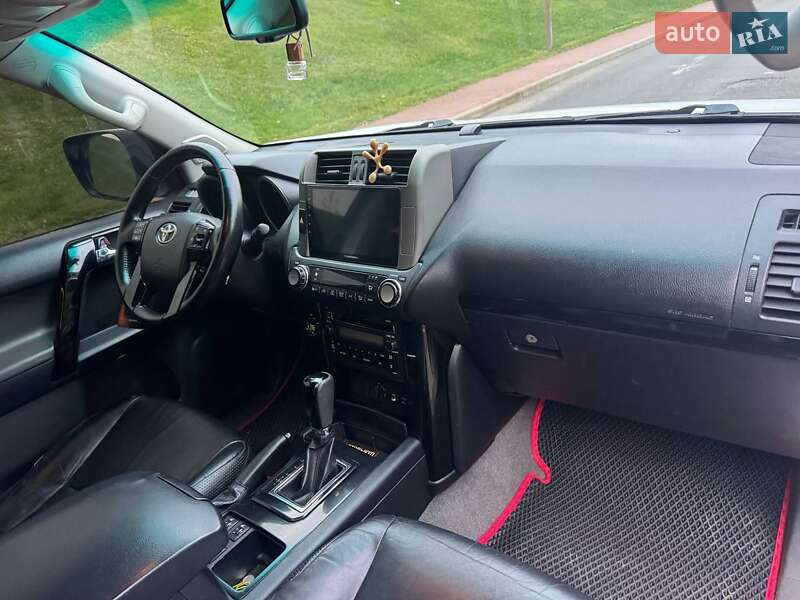 Позашляховик / Кросовер Toyota Land Cruiser Prado 2010 в Києві