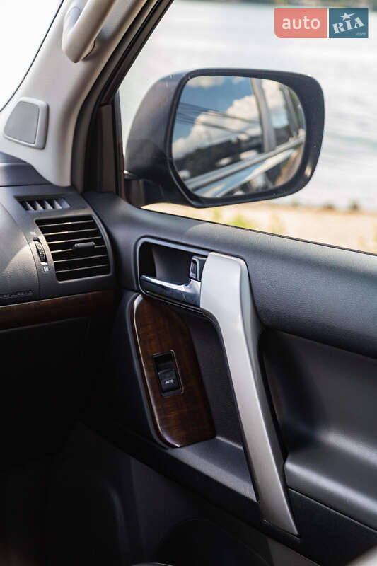 Внедорожник / Кроссовер Toyota Land Cruiser Prado 2011 в Киеве