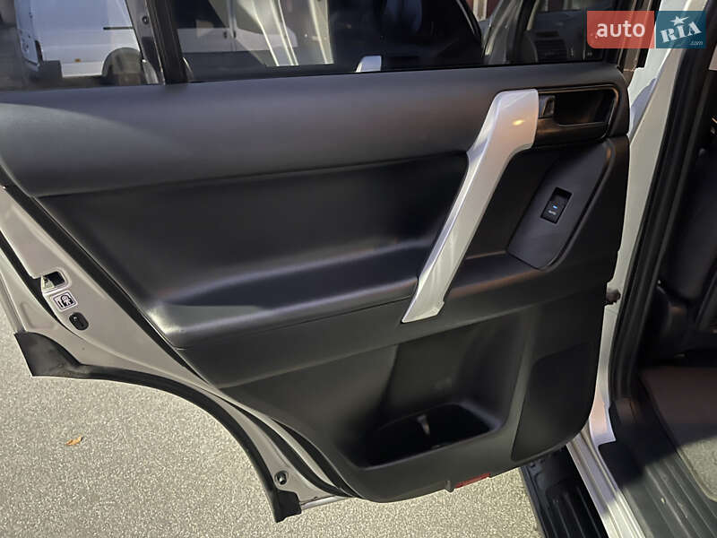 Позашляховик / Кросовер Toyota Land Cruiser Prado 2018 в Миронівці