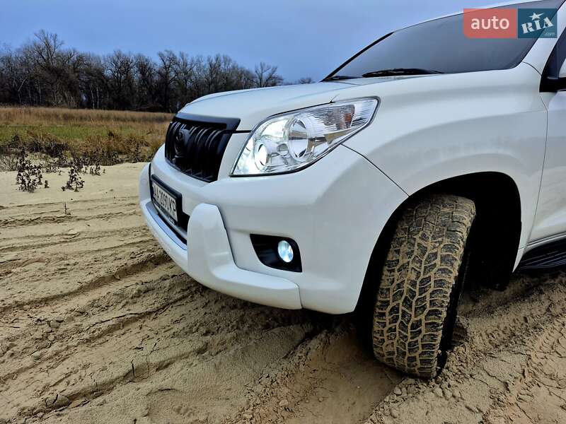 Внедорожник / Кроссовер Toyota Land Cruiser Prado 2011 в Мене