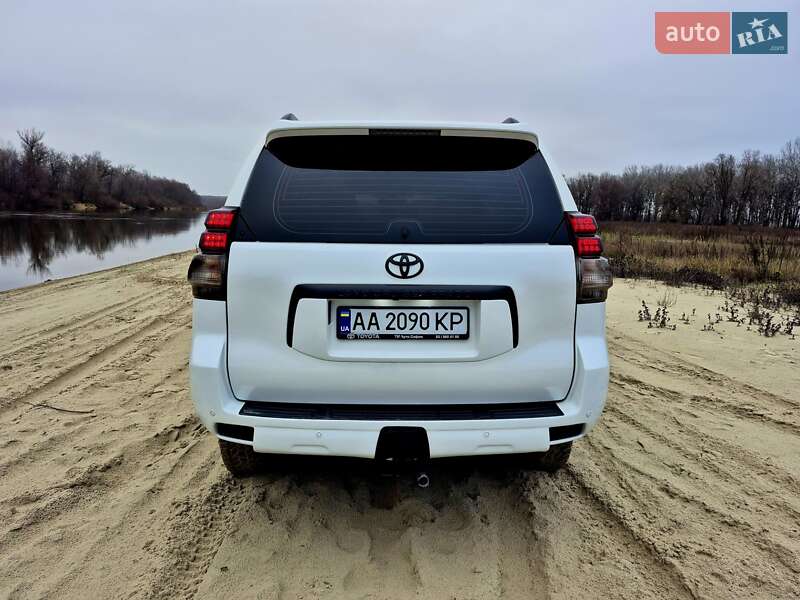 Внедорожник / Кроссовер Toyota Land Cruiser Prado 2011 в Мене
