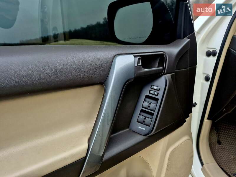 Внедорожник / Кроссовер Toyota Land Cruiser Prado 2011 в Мене