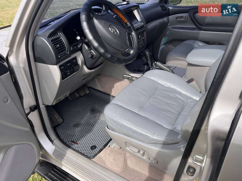 Внедорожник / Кроссовер Toyota Land Cruiser 2004 в Новых Санжарах