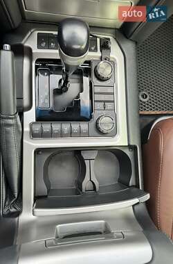 Внедорожник / Кроссовер Toyota Land Cruiser 2017 в 