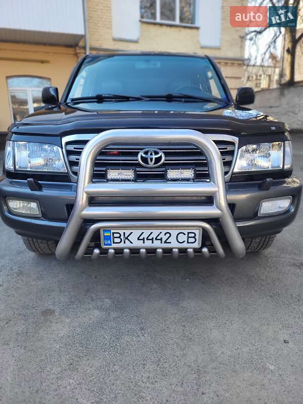 Внедорожник / Кроссовер Toyota Land Cruiser 2005 в Ровно