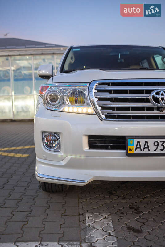 Позашляховик / Кросовер Toyota Land Cruiser 2013 в Чернівцях