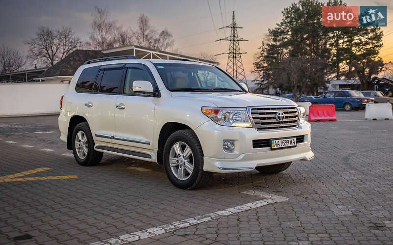 Позашляховик / Кросовер Toyota Land Cruiser 2013 в Чернівцях