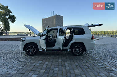 Внедорожник / Кроссовер Toyota Land Cruiser 2017 в 