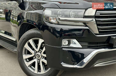 Внедорожник / Кроссовер Toyota Land Cruiser 2017 в 
