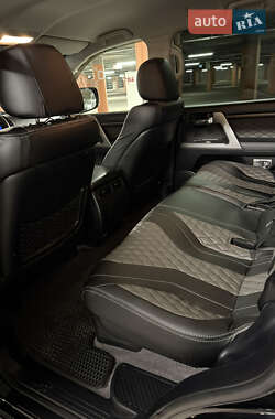 Внедорожник / Кроссовер Toyota Land Cruiser 2012 в 