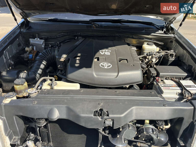 Внедорожник / Кроссовер Toyota Land Cruiser 2005 в Краснограде