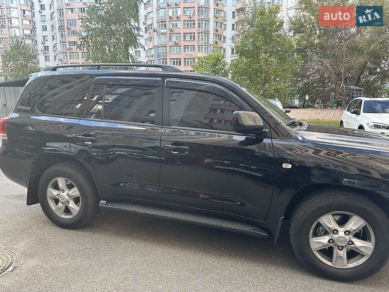 Toyota Land Cruiser 2011