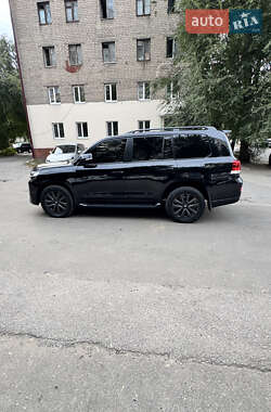 Внедорожник / Кроссовер Toyota Land Cruiser 2017 в 