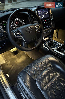 Внедорожник / Кроссовер Toyota Land Cruiser 2017 в 