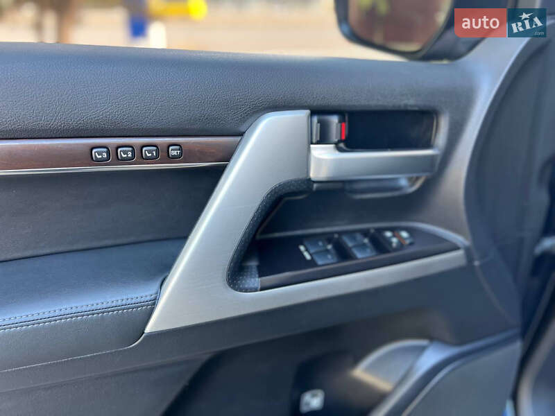 Позашляховик / Кросовер Toyota Land Cruiser 2016 в Дніпрі фото 16 Позашляховик / Кросовер Toyota Land Cruiser 2016 в Дніпрі