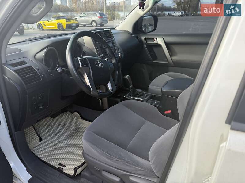 Внедорожник / Кроссовер Toyota Land Cruiser 2010 в Киеве фото 6 Внедорожник / Кроссовер Toyota Land Cruiser 2010 в Киеве