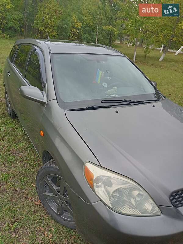 Хэтчбек Toyota Matrix 2004 в Джурине