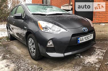 Хэтчбек Toyota Prius C 2014 в Киеве