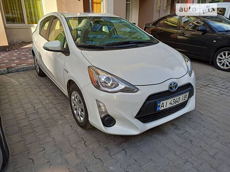 Хэтчбек Toyota Prius C 2015 в Киеве