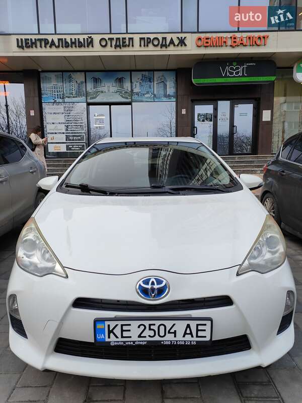Хетчбек Toyota Prius C 2013 в Дніпрі