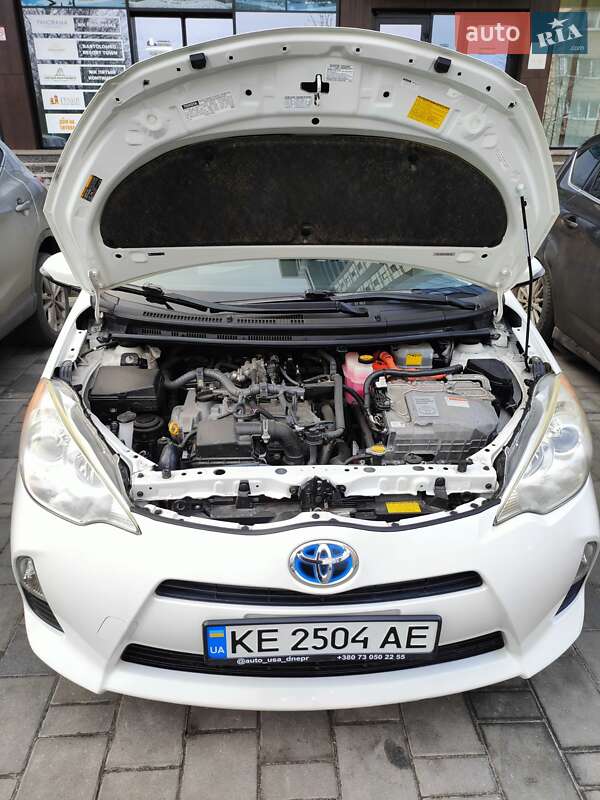 Хетчбек Toyota Prius C 2013 в Дніпрі