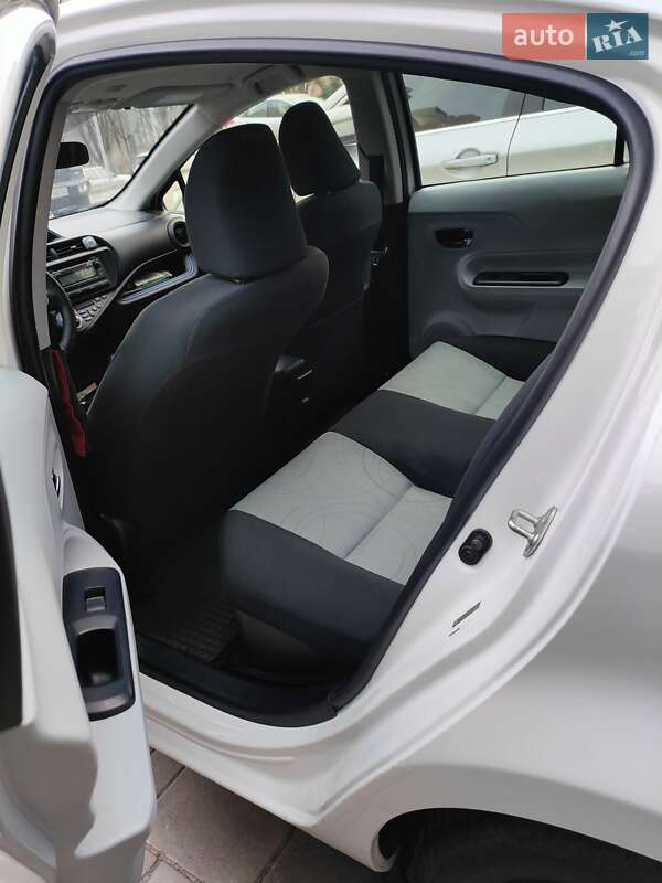Хетчбек Toyota Prius C 2013 в Дніпрі