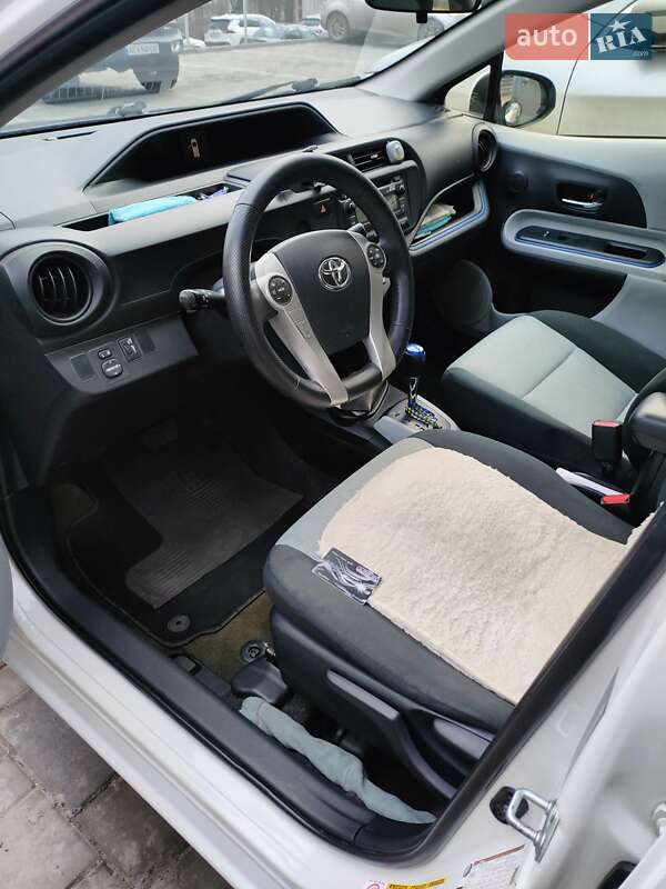 Хетчбек Toyota Prius C 2013 в Дніпрі