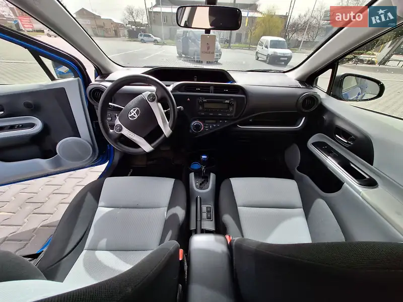 Хэтчбек Toyota Prius C 2014 в 