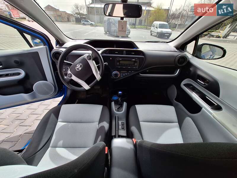 Хетчбек Toyota Prius C 2014 в Чернівцях