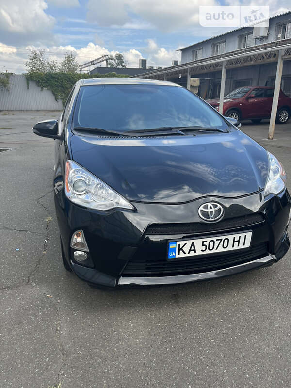 Хетчбек Toyota Prius C 2014 в Києві