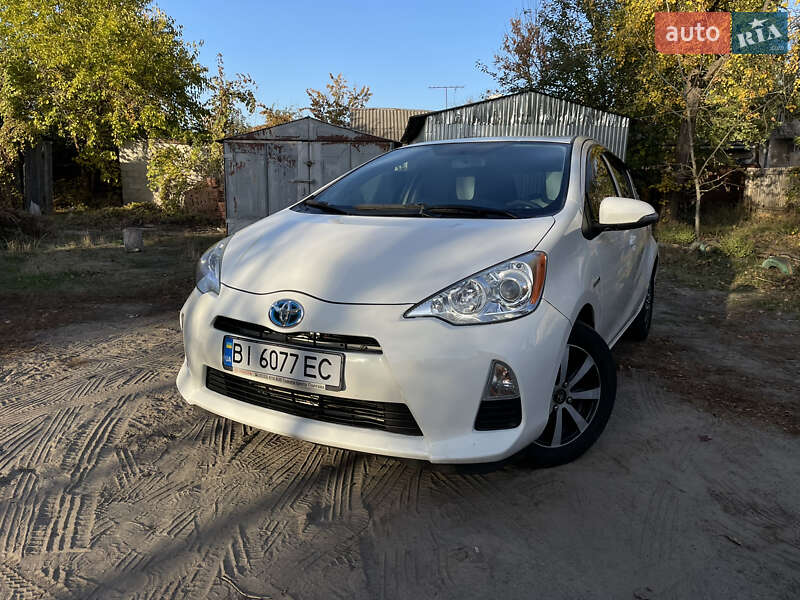 Хэтчбек Toyota Prius C 2014 в Полтаве