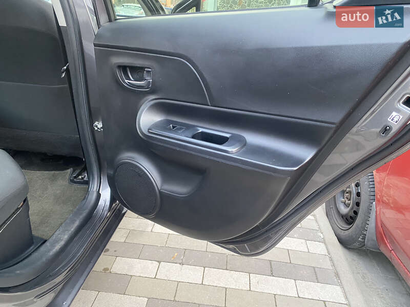 Хетчбек Toyota Prius C 2015 в Києві
