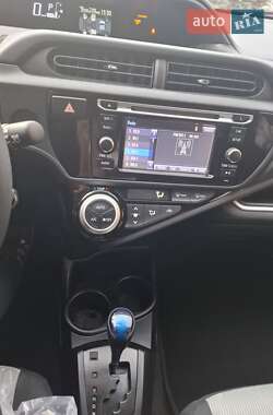 Хэтчбек Toyota Prius C 2016 в 