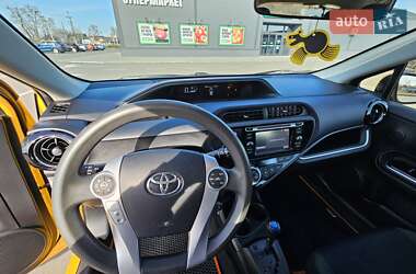 Хетчбек Toyota Prius C 2015 в 