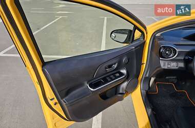 Хетчбек Toyota Prius C 2015 в 