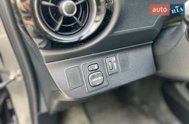 Хетчбек Toyota Prius C 2015 в 