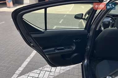 Хетчбек Toyota Prius C 2015 в 