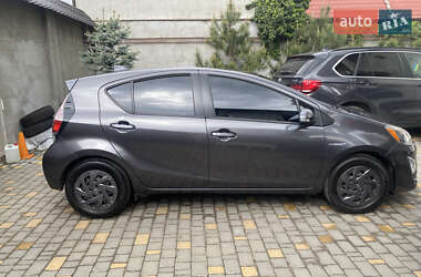 Хэтчбек Toyota Prius C 2016 в 