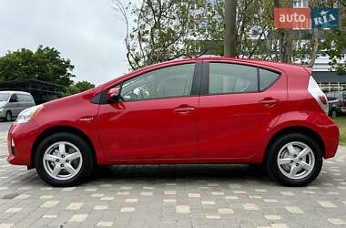 Хэтчбек Toyota Prius C 2012 в 
