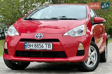 Хэтчбек Toyota Prius C 2012 в 
