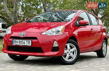 Хэтчбек Toyota Prius C 2012 в 
