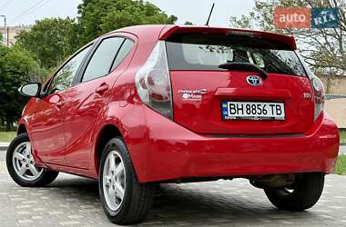 Хэтчбек Toyota Prius C 2012 в 