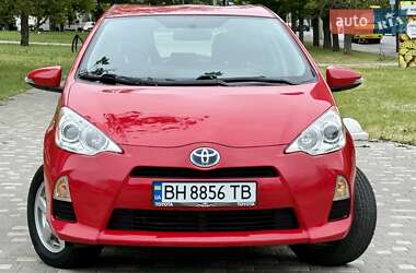 Хэтчбек Toyota Prius C 2012 в 